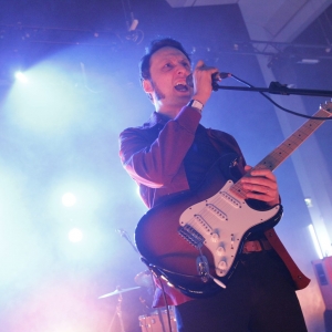 Imagem de Samuel Úria com “Pés de Roque Enrole” ao vivo