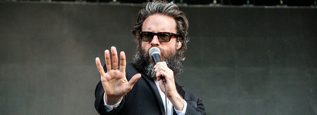 Imagem de Father John Misty de regresso a Portugal em 2026, com a Antena 3