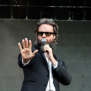 Imagem de Father John Misty de regresso a Portugal em 2026, com a Antena 3