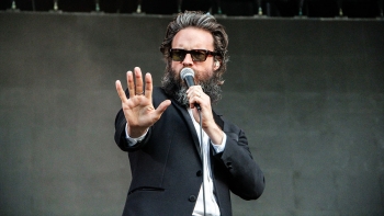 Imagem de Father John Misty de regresso a Portugal em 2026, com a Antena 3