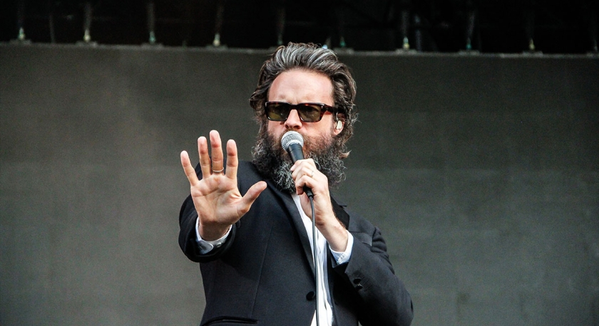Imagem de Father John Misty de regresso a Portugal em 2026, com a Antena 3