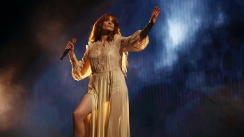 Imagem de “Everybody Scream” de Florence + The Machine em destaque