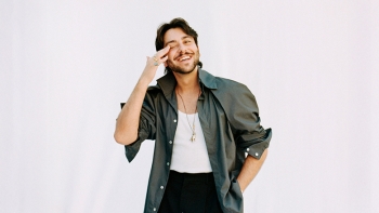 Imagem de A guitarra flamenca de Yerai Cortés (o homem ao lado de C. Tangana) chega a Portugal