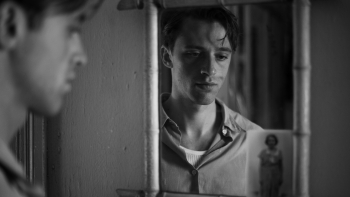 Imagem de “O Estrangeiro” é o novo filme de François Ozon