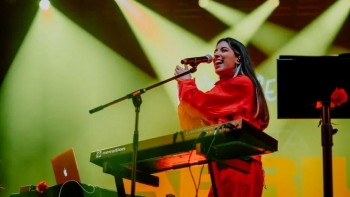 Imagem de APENAS ABRIL: a homenagem de INÊS APENAS a Zeca Afonso