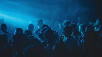 Imagem de Fricção Científica: Com que idade devemos deixar de sair à noite?