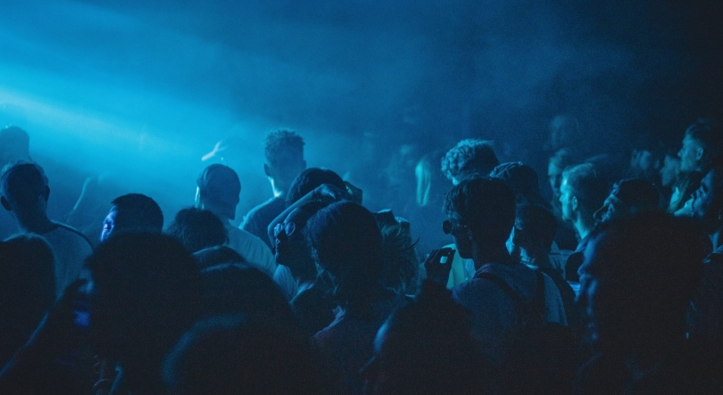 Imagem de Fricção Científica: Com que idade devemos deixar de sair à noite?