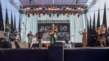 Duques do Precariado no FMM: “Nós tocamos folclore independente, (…) uma ou duas músicas tradicionais do futuro”