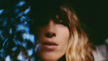 Melody’s Echo Chamber: “Para mim é um ato rebelde ser criativa”