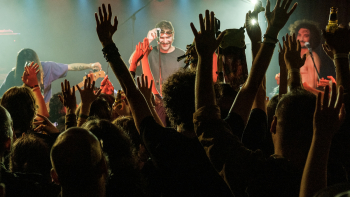 Festival Emergente lança campanha de crowdsurfing para realizar festival em 2026