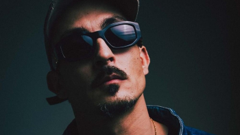 Holly Hood no Vocês Sabem Lá: “Muita da coragem artística vem da ingenuidade”
